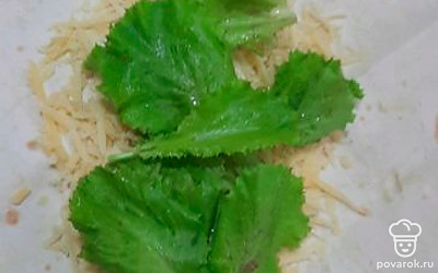 Выложить листья салата. 