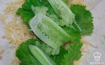 Положить огурцы. 