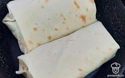 Положить на чугунную сковороду. Обжарить с одной стороны. 