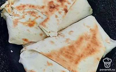 Обжарить и с другой стороны, до золотистой хрустящей корочки.