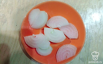 Нарезать лук.