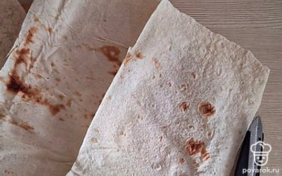 Лаваш нарезать на полоски шириной 10 сантиметров. 