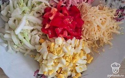 Яйца, помидоры, сосиски нарезать кубиками. Капусту соломкой. Сыр натереть на терке. 