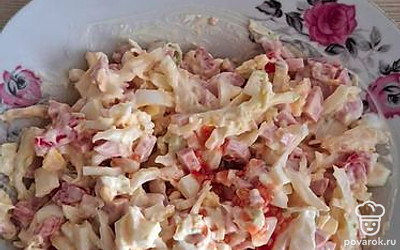 Все смешать. Посолить, поперчить, перемешать с майонезом.