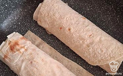 Начинку выкладывать на полоски лаваша и скручивать трубочкой. Обжарить на сковороде с добавлением растительного масла с двух сторон, до румяной корочки.