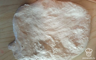 Смешать воду, закваску, муку. Через полчаса добавить соль и тщательно вымесить тесто. Оставить на 3 часа. 