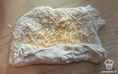 Сформировать багет, внутрь натереть сыр. 