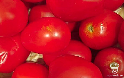 Моем помидоры. 