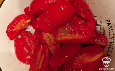 Нарезаем их в тарелку. 