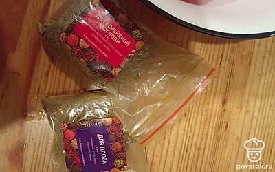 Добавляем соль и приправу на ваш вкус. Перемешиваем. 