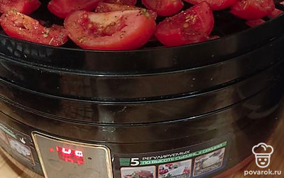 Сушим в сушилке около 18-24 часов до готовности при 70 градусах. 