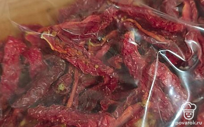 Помидоры добавляем в салат или подаем как закуску.