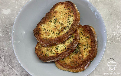 Подавать гренки только прожаренными и горячими! Приятного аппетита!