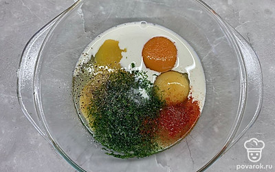 В глубокой миске соединить яйца, молоко, мелко нарезанный укроп. Добавить соль, паприку и черный молотый перец.