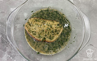 Хорошо перемешать смесь и обмакивать в ней ломтики батона с обеих сторон.