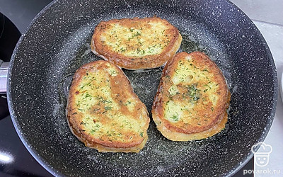 Обжарить гренки на сковороде с растительным маслом, до хрустящей корочки с обеих сторон.