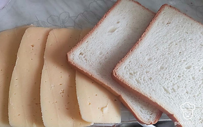 Нам понадобится 2 кусочка любого хлеба. Например батон или хлеб для сэндвичей как у меня. И любой вами любимый сыр, главное чтобы он плавился. 