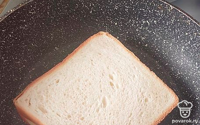 И закрыть все это вторым кусочком хлеба. И жарить с каждой стороны до золотистой корочки. Лучше закрыть крышкой, чтобы сыр лучше расплавился. 