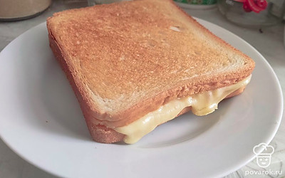 Вот и все, можно наслаждаться вкусным сырным, хрустящим сэндвичем. 