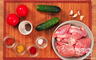 Включите духовку на 180 ˚C. Промойте мякоть говядины под проточной водой. Обсушите бумажным полотенцем. Нарежьте мясо на 3 кусочка, как на отбивные. Вымойте морковь и очистите. Нарежьте тонкими длинными брусочками. Нарежьте сало тонкими ломтиками. Очистите чеснок и тонко нарежьте. Подготовьте пергамент и нитки для сворачивания рулета. Вымойте и высушите петрушку.