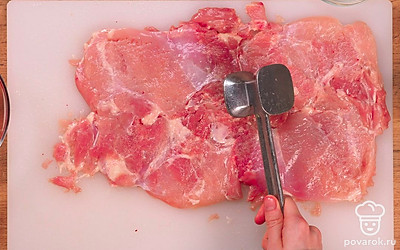 Сделайте мясную основу. Отбейте мясо кухонным молотком. Отбивные должны быть примерно 0,5 см толщиной.
