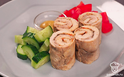 Чтобы сделать подачу рулета эффектной, выложите его на красивое блюдо. Сверху украсьте веточками петрушки.