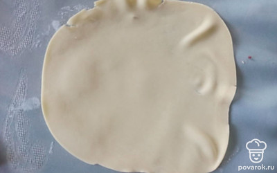 Раскатайте готовое слоеное тесто. 