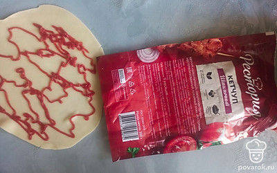 Смажьте томатной пастой. 