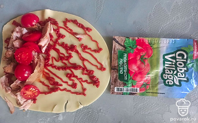 Выложите нарезанную курицу и помидоры черри. 