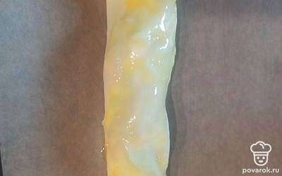 Сверните в рулет, смажьте яйцом. 