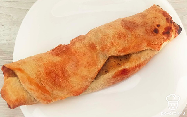 Рулет из слоеного теста с бананом и киви — Рецепт с фото