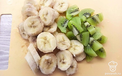 Бананы и киви почистите и нарежьте кусочками.