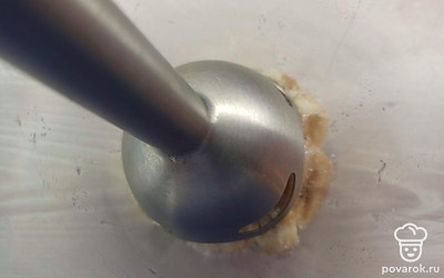 Выложите фрукты в чашу блендера и пробейте с сахаром в течение 1 минуты.