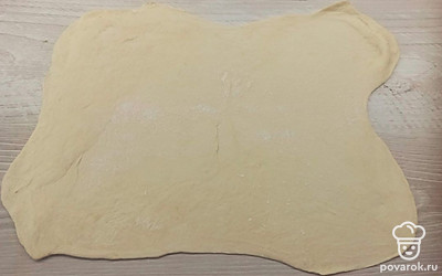 Тесто раскатайте в тонкий пласт. 