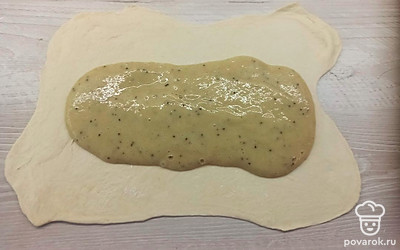 Выложите начинку на тесто тонким слоем.