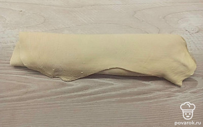 Сверните тесто в рулет.