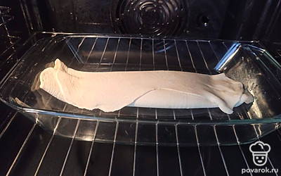 Выложите рулет на противень и поставьте в разогретую до 200 градусов духовку на 15 минут.