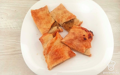 Подавайте порционно, разрезав рулет на удобные порции. Приятного аппетита.