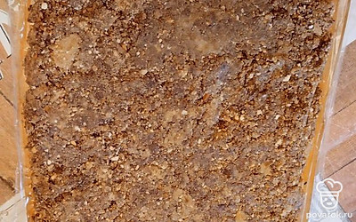 Расстелить пищевую пленку и разложить на ней сладкую массу.