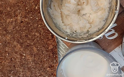 В отдельной посуде взбить до пышности сливки, соединить их с творогом и оставшейся сгущенкой.