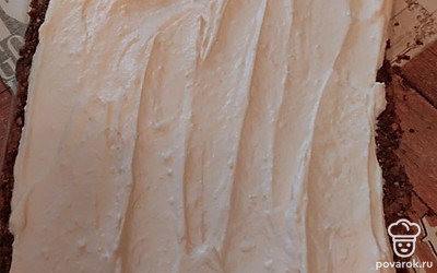 Выложить на песочную массу сливочно-творожную начинку.