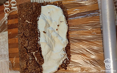 Аккуратно скатать рулет и убрать на один час в холодильник.