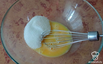  Яйцо разбейте, смешайте с сахаром и взбейте.