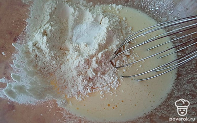  Добавьте в смесь муку и разрыхлитель. Перемешайте.
