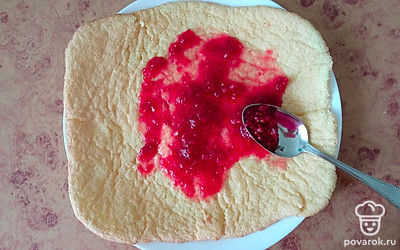 Жидкое тесто вылейте аккуратно на противень или бумагу для запекания. Желательно, чтобы получилась форма прямоугольника. Выпекайте в разогретой до 180 градусов духовке 5 минут. Смажьте готовый бисквит вареньем и сверните в рулет. Готово.