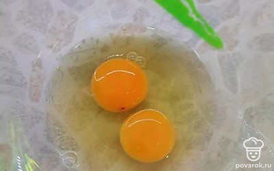 В миску вбить яйца. 