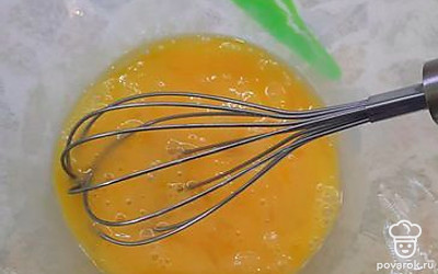 Взбить их венчиком. 