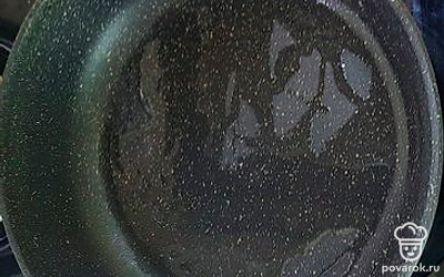 На разогретую сковороду налить растительное масло. 