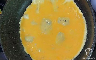 Вылить яйца в сковороду и посолить.