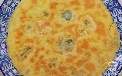 Выложить на тарелку яйца. 